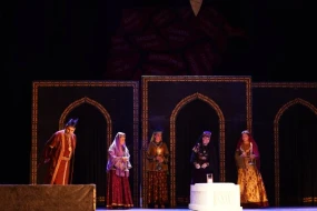 Milli Teatr \"Qarabağnamə\" tamaşası ilə Şəkidə çıxış edib - FOTOLAR