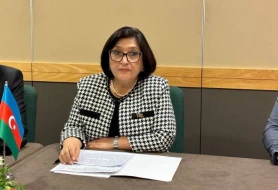 Spiker fransalı həmkarı ilə görüşdü: Parisin mövqeyi tənqid edildi