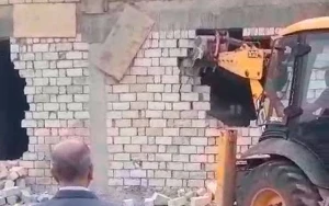 Bakının bir neçə yerində qanunsuz tikililər söküldü - VİDEO