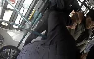 Bakıda avtobusda sərnişin yaşlı sürücünü döydü  - VİDEO