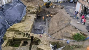 Otelin altından 640 illik qala tapıldı