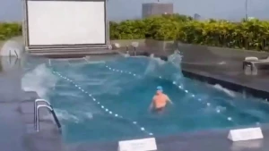 Hovuzda əylənərkən 7,4 bal gücündə zəlzələyə belə yaxalandı - VİDEO