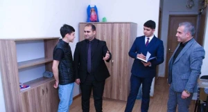 \"Ayın ən təmiz otağı”na ayaqqabı ilə girdilər - Tənqid olundular