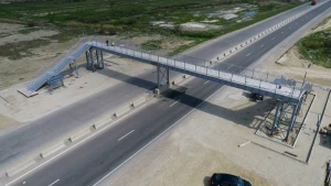Yeni yerüstü piyada keçidinin inşası yekunlaşmaq üzrədir - FOTOLAR