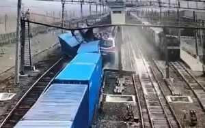 Qazaxıstanda yük qatarı qəzaya uğradı