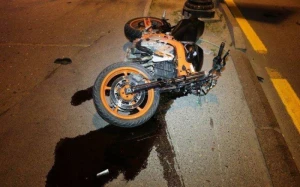 Bakıda motosikletlə avtomobil toqquşdu - Yaralanan var