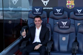 Xavi “Barselona”da qalır 