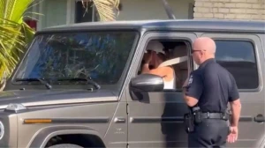 Cərimə olanan dünya şöhrətli model ağladı - FOTO