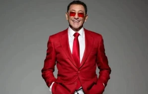 Əsəbiləşib izləyicinin telefonunu əlindən aldı