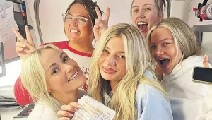 Evlənməyə hazırlaşan gəncə təyyarədə sərnişinlər öz tövsiyələrini hədiyyə etdi