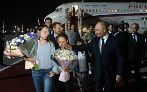 Putin onları hava limanında qarşıladı - VİDEO/FOTO