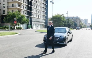 Prezidentin yeni avtomobil yolu ilə tanışlığı - VİDEO