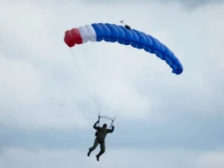 Təyyarəsi vurulan pilot paraşütlə tullanmasını videoya çəkdi - VİDEO