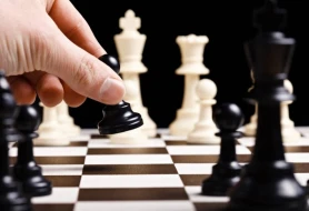 Şahmatçı rəqibini zəhərləməyə çalışdı, həmin anlar kameraya düşdü - VİDEO