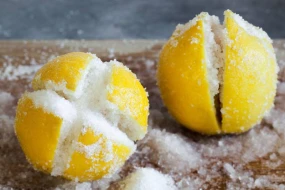 Üstünə duz səpilmiş limonu otağa qoyun - Həyatınız dəyişəcək