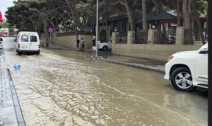 Badamdarda su borusu partladı, küçəni su basdı - VİDEO/FOTO