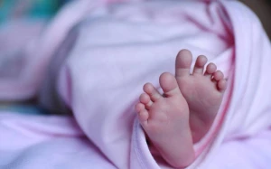Bakıda bir yaşlı uşaq yanaraq öldü