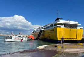 İtaliyada gəmi-bərədə yanğın - Yüzlərlə insan təxliyə edildi