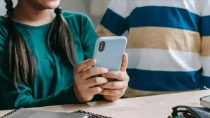 Bu ölkənin məktəblərində mobil telefondan istifadə edilməyəcək