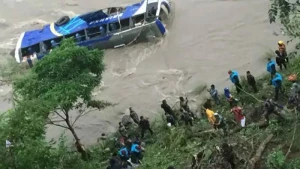 Sərnişin avtobusu çaya düşdü - Ölənlər var