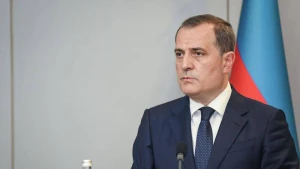 Ceyhun Bayramov iranlı həmkarı ilə regional məsələləri müzakirə etdi