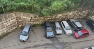 Divarın uçmaq üzrə olduğunu anlayan şəxs avtomobilini belə xilas etdi - VİDEO