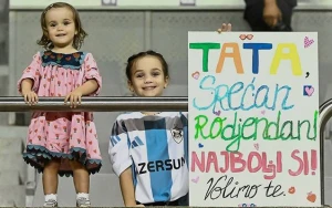 Qızları onu belə təbrik etdilər - FOTOLAR