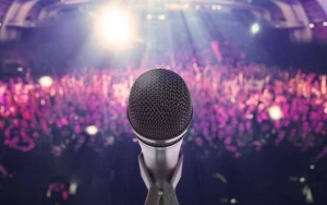 Reperə səhnədə yanan siqaret atdılar - VİDEO