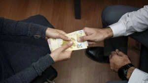 İşə düzəlmək istədi - 102 min manatından oldu