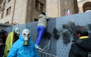 Gürcüstanda küçədə maska taxmaq qadağan edilə bilər 