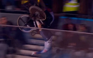 Yarış zamanı idmançılar toqquşub, tamaşaçılara çırpıldı 