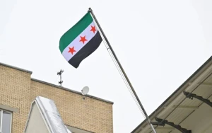 Suriyanın Moskvadakı səfirliyində müxalifətin bayrağı qaldırıldı - VİDEO