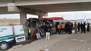 Ankarada avtobusla yük maşını toqquşdu 
