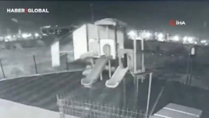 Fırtınanın konteyneri oyuncaq kimi atdığı anlar - VİDEO