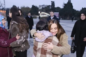 Leyla və Arzu Əliyevalar bulvarda - FOTOLAR