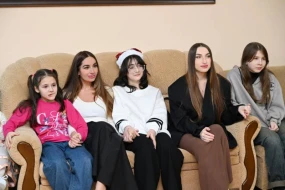 Prezidentin qızı və gəlini uşaqları ziyarət etdi - FOTOLAR