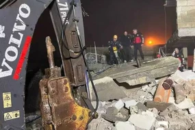 Türkiyədə zəlzələ zamanı ziyan dəyən 2 mərtəbəli ev çökdü - FOTO