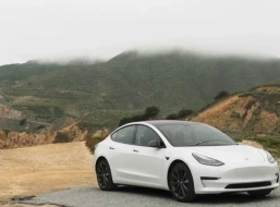 \"Tesla\" 2 milyondan çox avtomobilini geri çağırır - VACİB SƏBƏB
