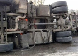 Tovuzda aşan TIR yandı - FOTO
