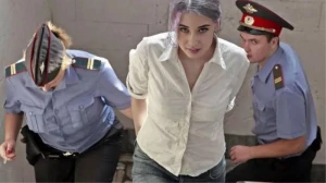 Rusiyada 11 yaşlı şagirdini sinif otağına bağlayıb sataşan qadın müəllim həbs edildi