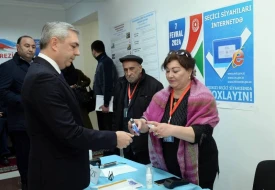 Samir Nuriyev 34 saylı seçki məntəqəsində səs verdi