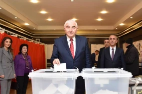 Məzahir Pənahov 31 saylı seçki məntəqəsində səs verdi