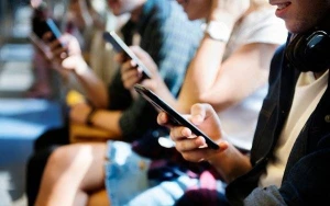 Fransada ictimai yerlərdə smartfonlardan istifadə QADAĞAN EDİLDİ