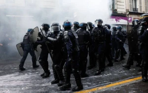 Fransada polis etirazçılara güc tətbiq etdi