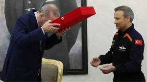 Gezeravcı 18 gün yanında daşıdığı Türkiyə bayrağını Ərdoğana təqdim etdi