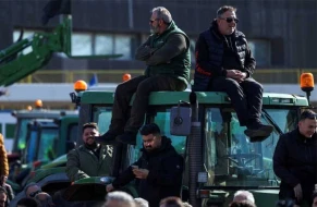 Yunanıstanda fermerlər traktorlarla sərhədi bağladı - FOTO