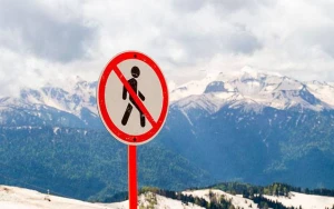 Alp dağlarında iki xizəkçi qar uçqunu altında qaldı