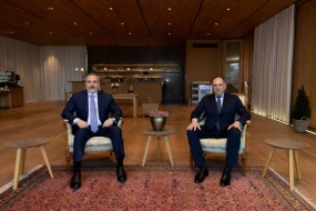 Hakan Fidan yunan həmkarı ilə görüşdü 