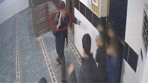 Türkiyədə ahıl şəxs bıçaqla məsciddə uşaqlara hücum etdi - VİDEO