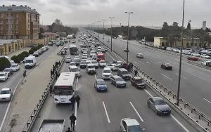 Aeroport yolunda “Prius” avtobusa çırpıldı